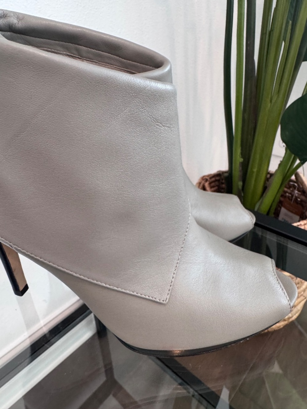 MICHAEL KORS Women’s Kendra Peep Toe Leather Heeled Ankle Booties Size 9.5 - Picture 2 of 16
